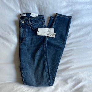 Zara sculpt jeans size 4 nwt